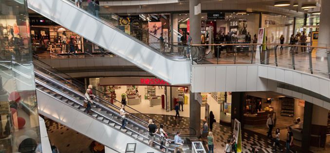 Sonntagsverkauf in Niedersachsen - Menschen auf Rolltreppen im Einkaufszentrum