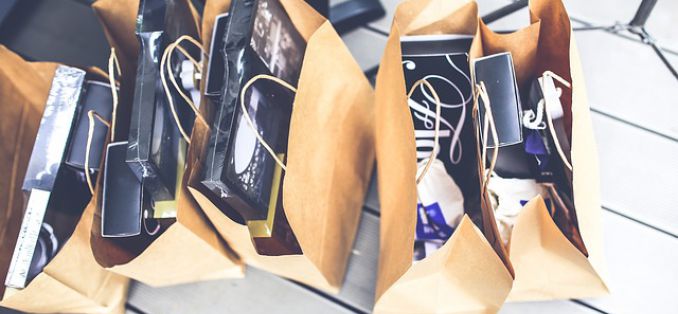 Verkaufsoffene Sonntage in Rheinland-Pfalz - Prall gefüllte Einkaufstüten